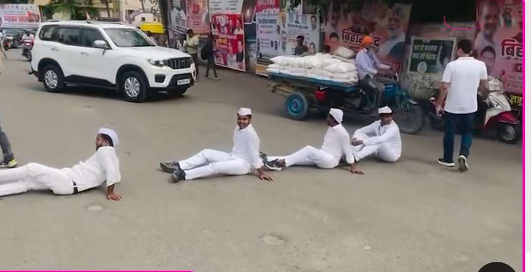 बिहार बंद :-कहीं सड़क पर चादर बिछाकर लेट गया Rjd का कार्यकर्ता तो कोई भैंस लेकर बिहार बंद कराने निकला 